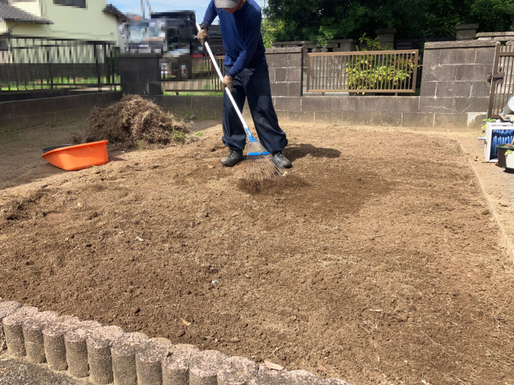 施工中　芝生除去